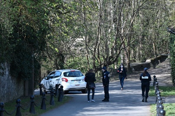 Un véhicule arrive dans la zone bouclée près de la maison de Bernard Tapie et de son épouse Dominique Tapie. | Photo : Getty Images