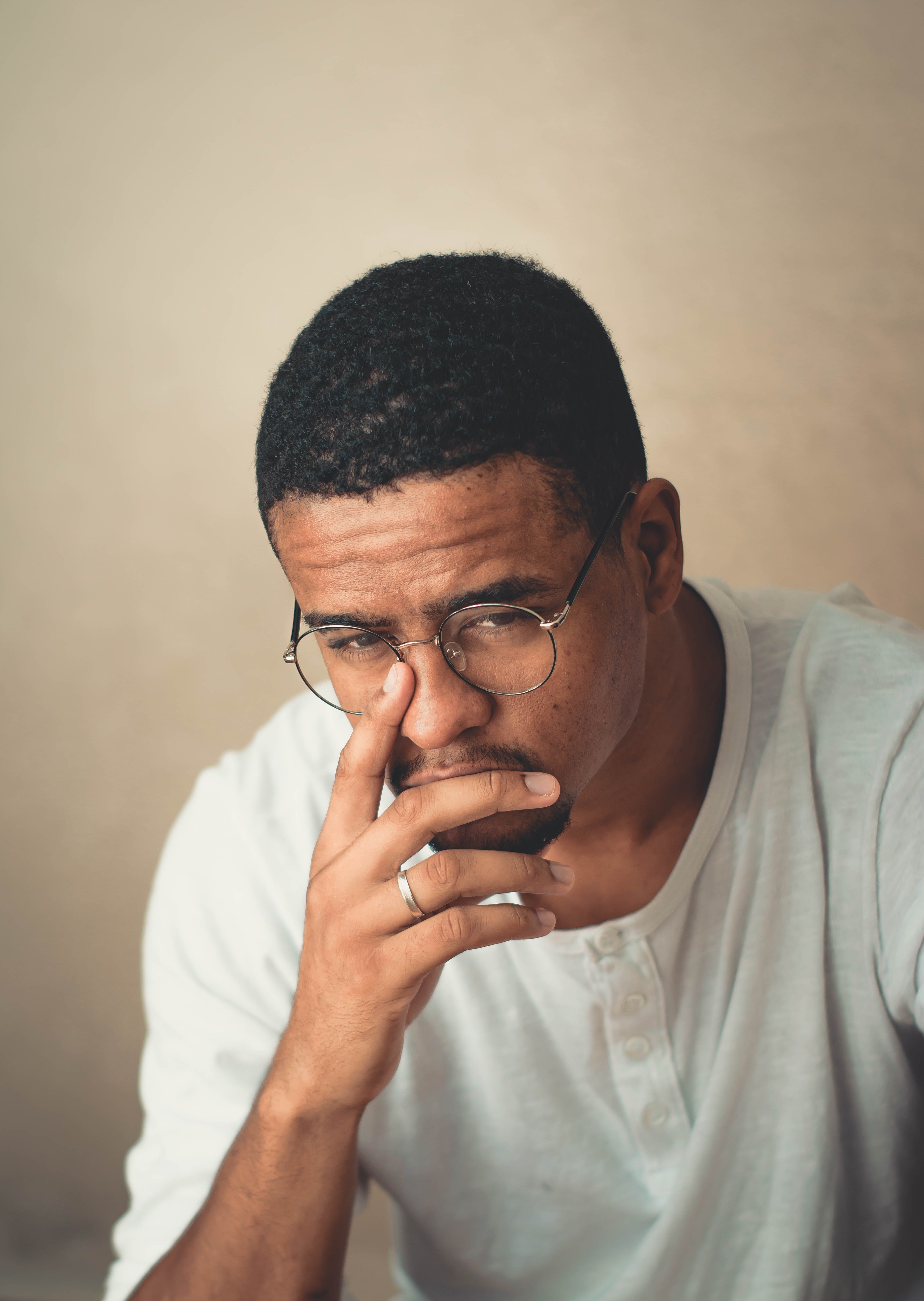 The image of a worried man. | Source: Pexels