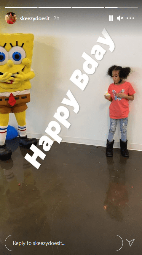 Charli Rose, de pie junto a una mascota de Bob Esponja durante la celebración de su fiesta de cumpleaños. | Foto: Instagram / skeezydoesit
