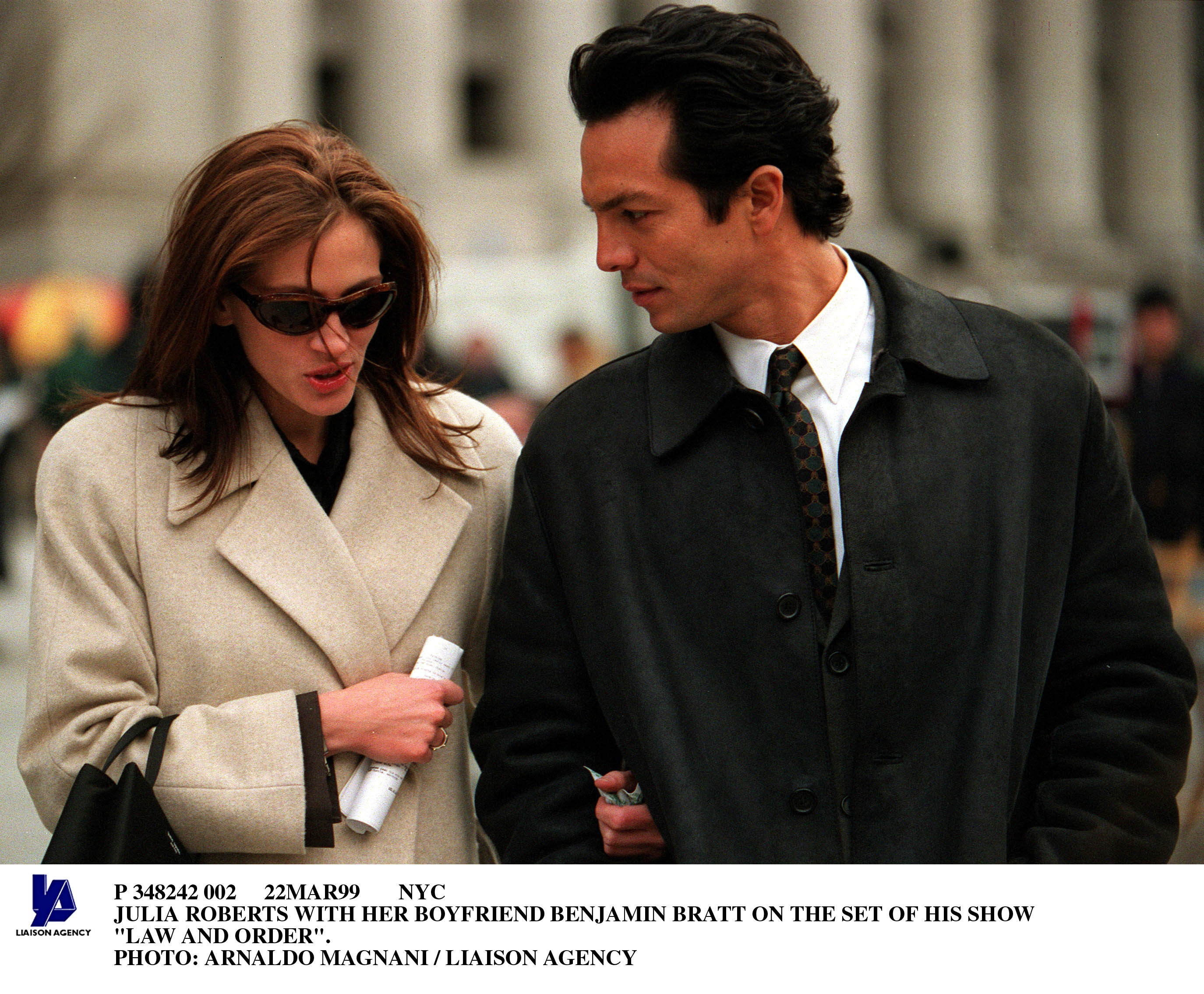 Julia Roberts con su novio Benjamin Bratt en el plató de su serie "Law & Order" en 1999 en Nueva York | Foto: Getty Images