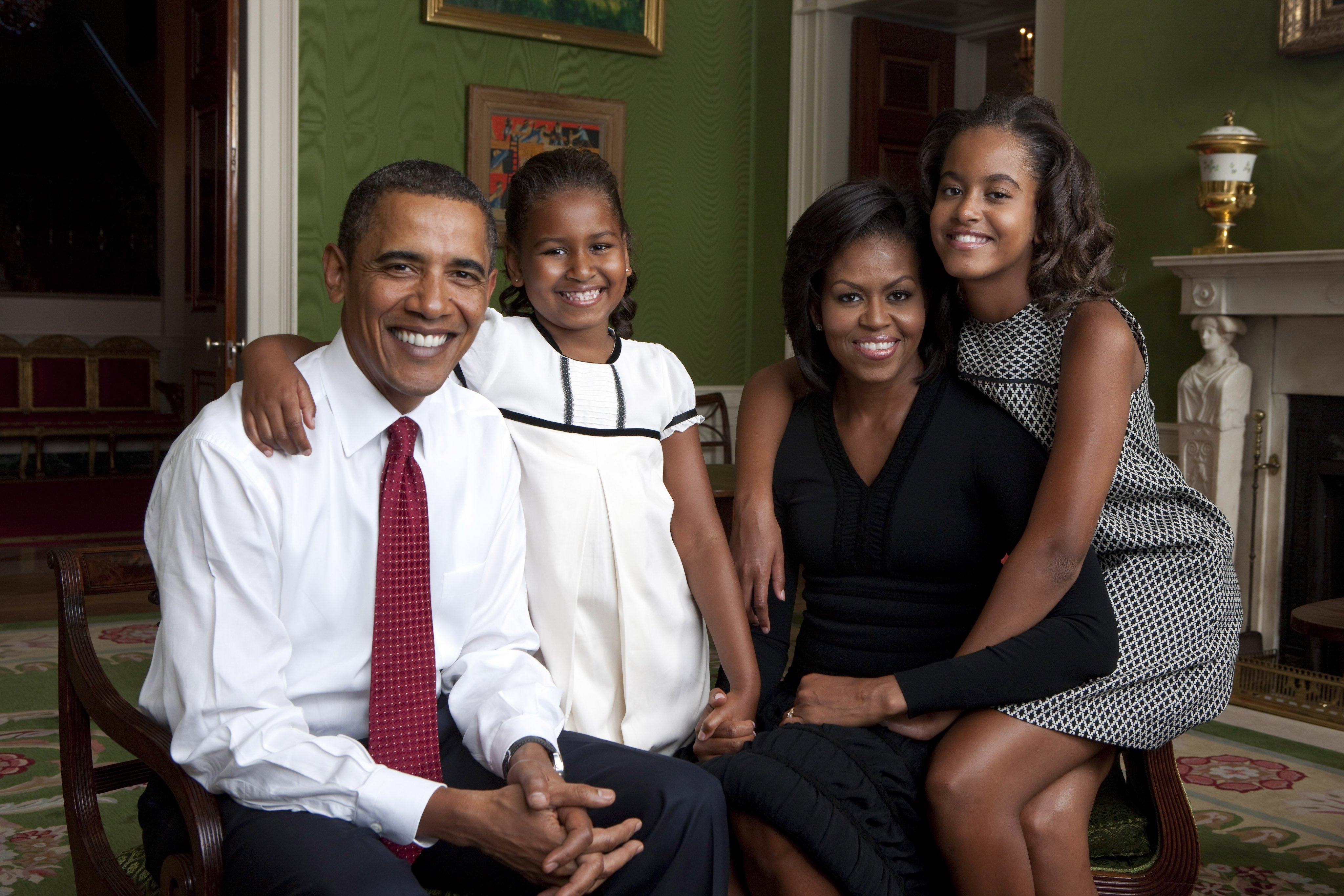 Barack Obama, Michelle Obama, and their daughters, Malia and Sasha pose for a family portrait in the White House on September 1, 2009 | Source: Getty Images