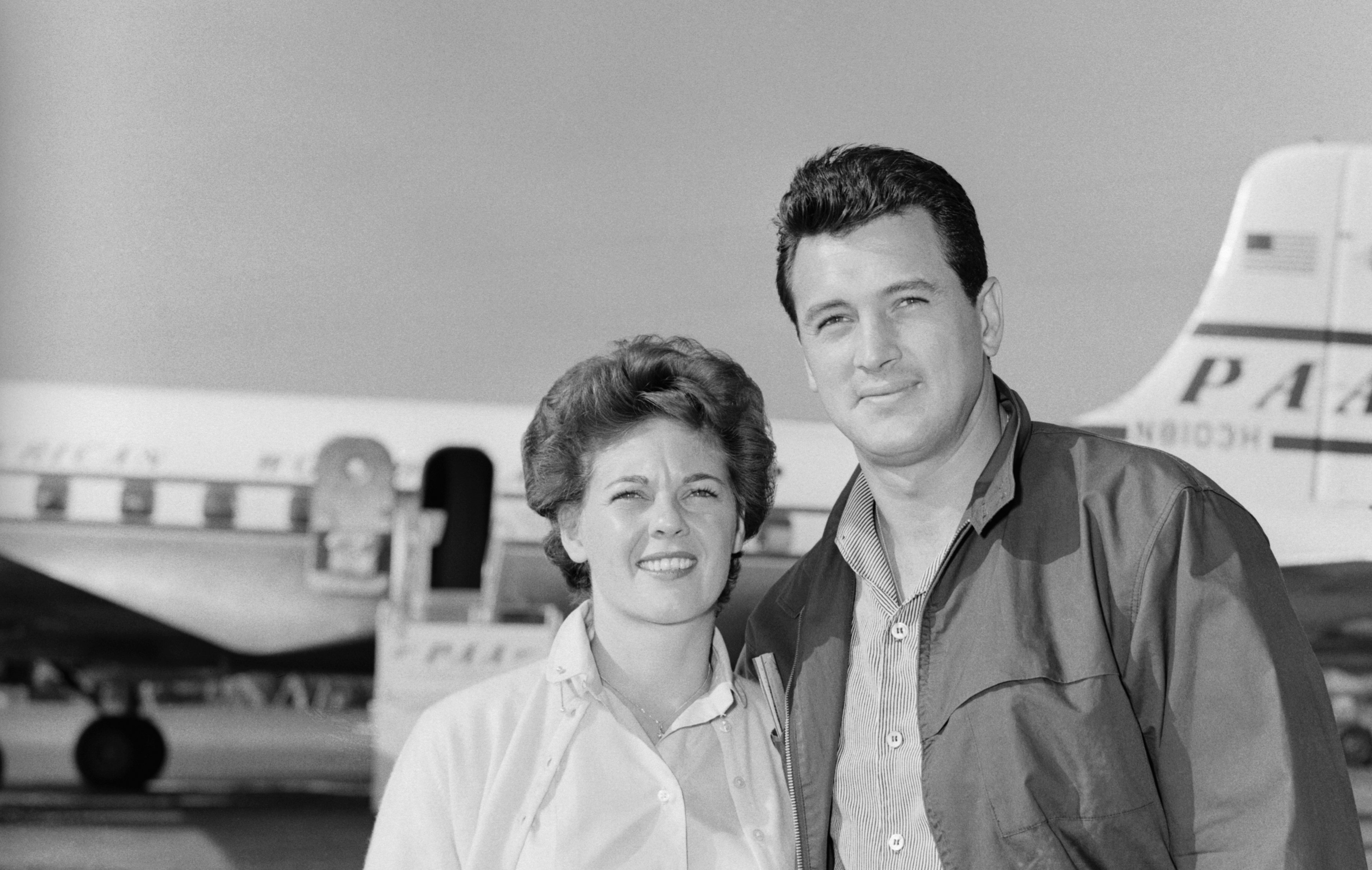 Rock Hudson and Phyllis Gates about to board a Pan American Clipper on the way to a honeymoon in Jamaica | Source: Getty Images