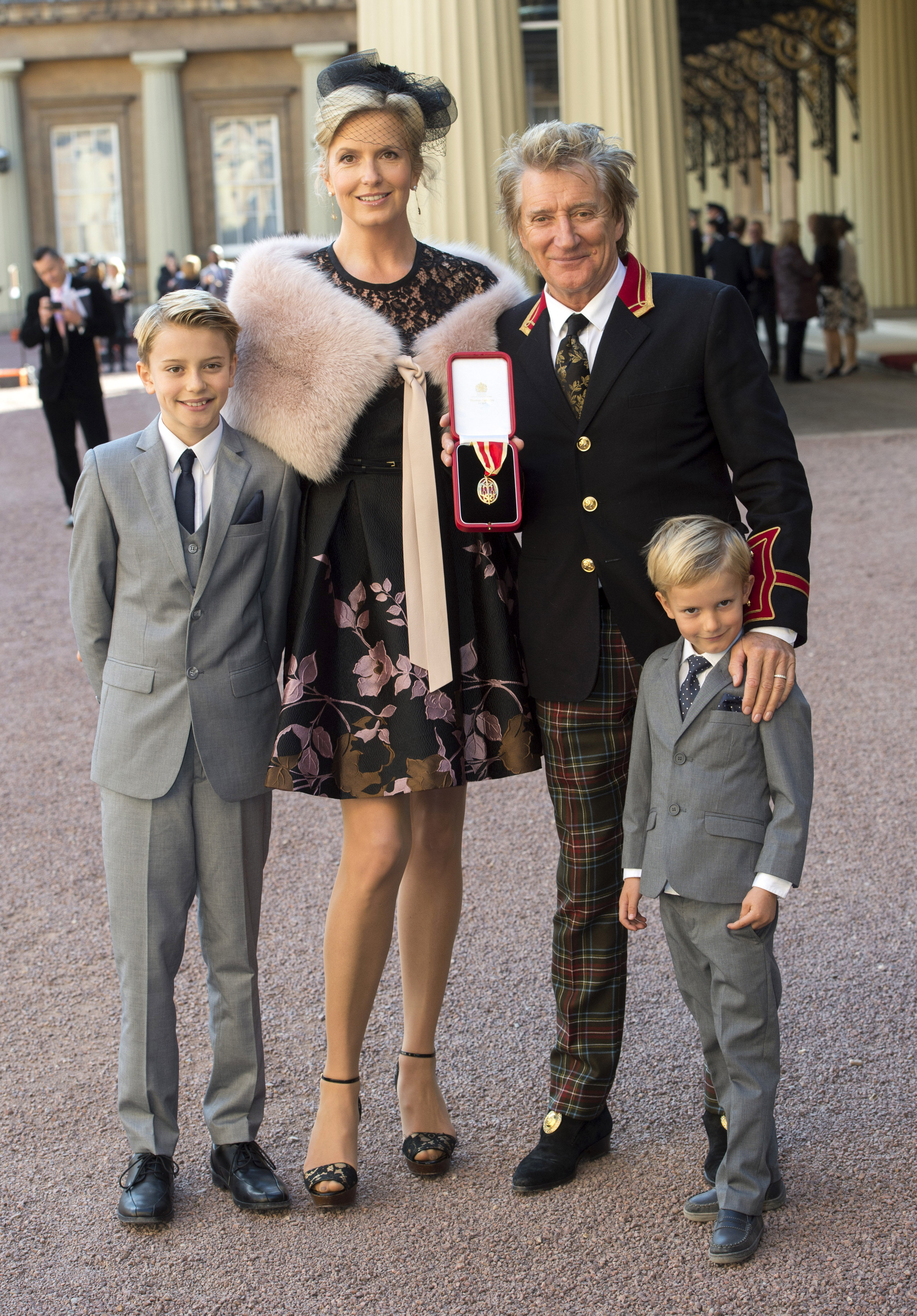 Rod Stewart and Penny Lancasterwith their children Alastair and Aiden in London in 2016 | Source: Getty Images