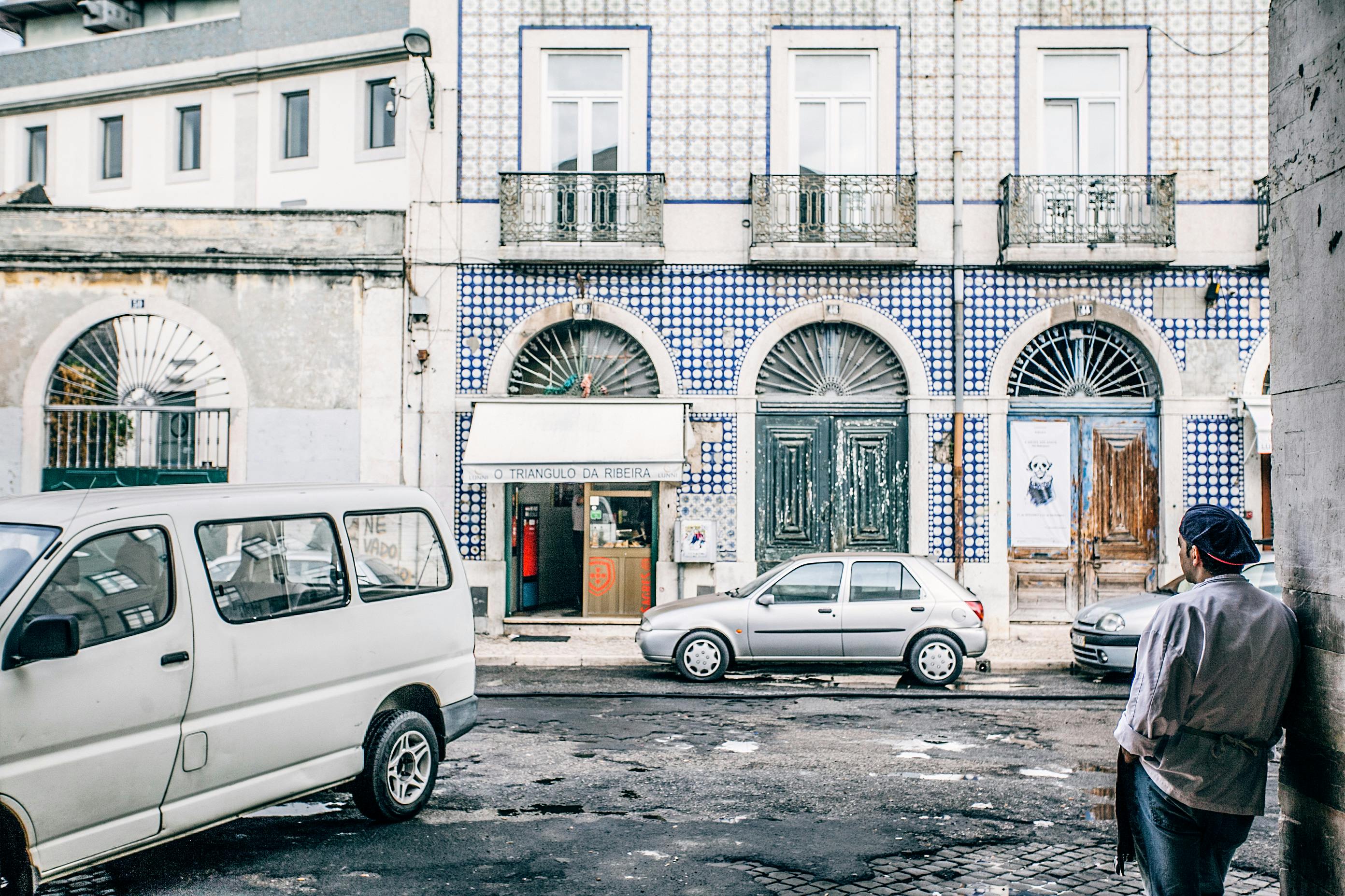 A car parked in front of a café | Source: Pexels