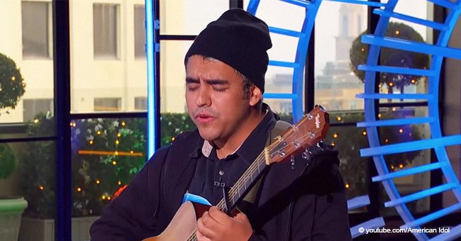 Un homme entre en scène avec une guitare, les juges l'appellent "Genius" après "la plus grande audition qu''Idol' ait jamais vue"