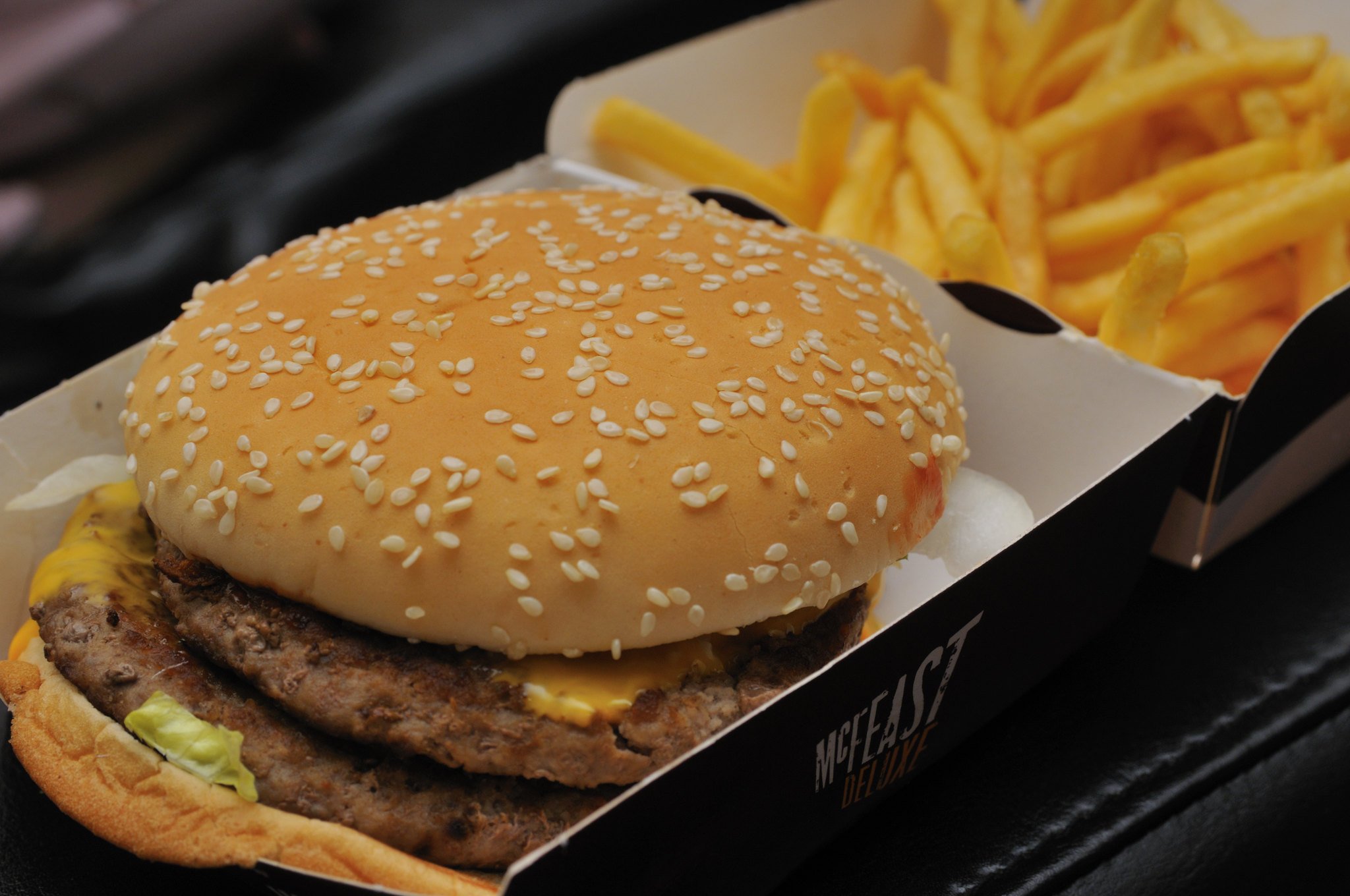 A close-up view of a McDonald's McFeast Deluxe meal. Image taken on October 25, 2008 | Photo: Flickr/Chris Bloom