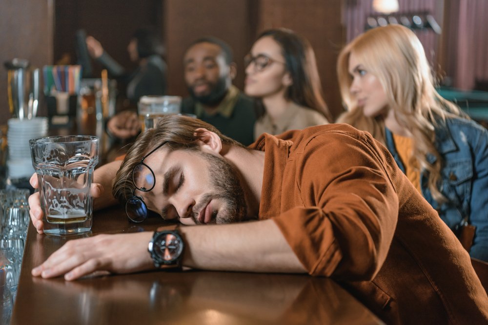 The drunk man on his way to the lecture will shock the police officers twice | Photo: Shutterstock