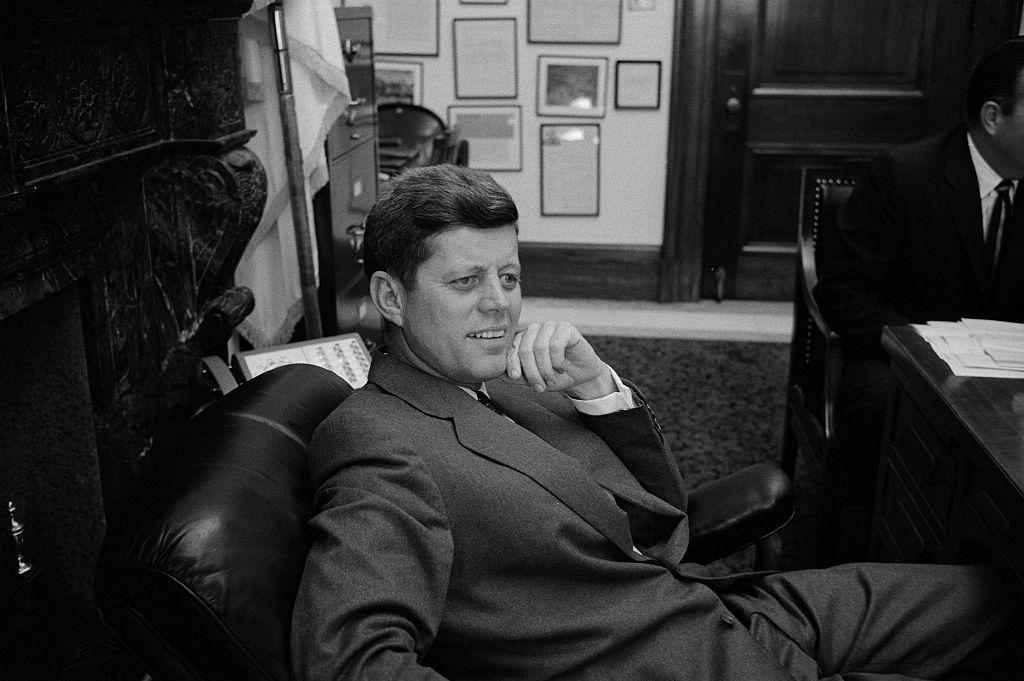 John F. Kennedy posando en la década de los 60. │Foto: Getty Images