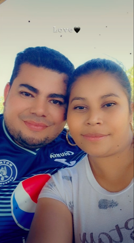 Maynor Yassir Suazo Sandoval with his wife posing for a picture posted in May 2023 | Source: TikTok/papy1985