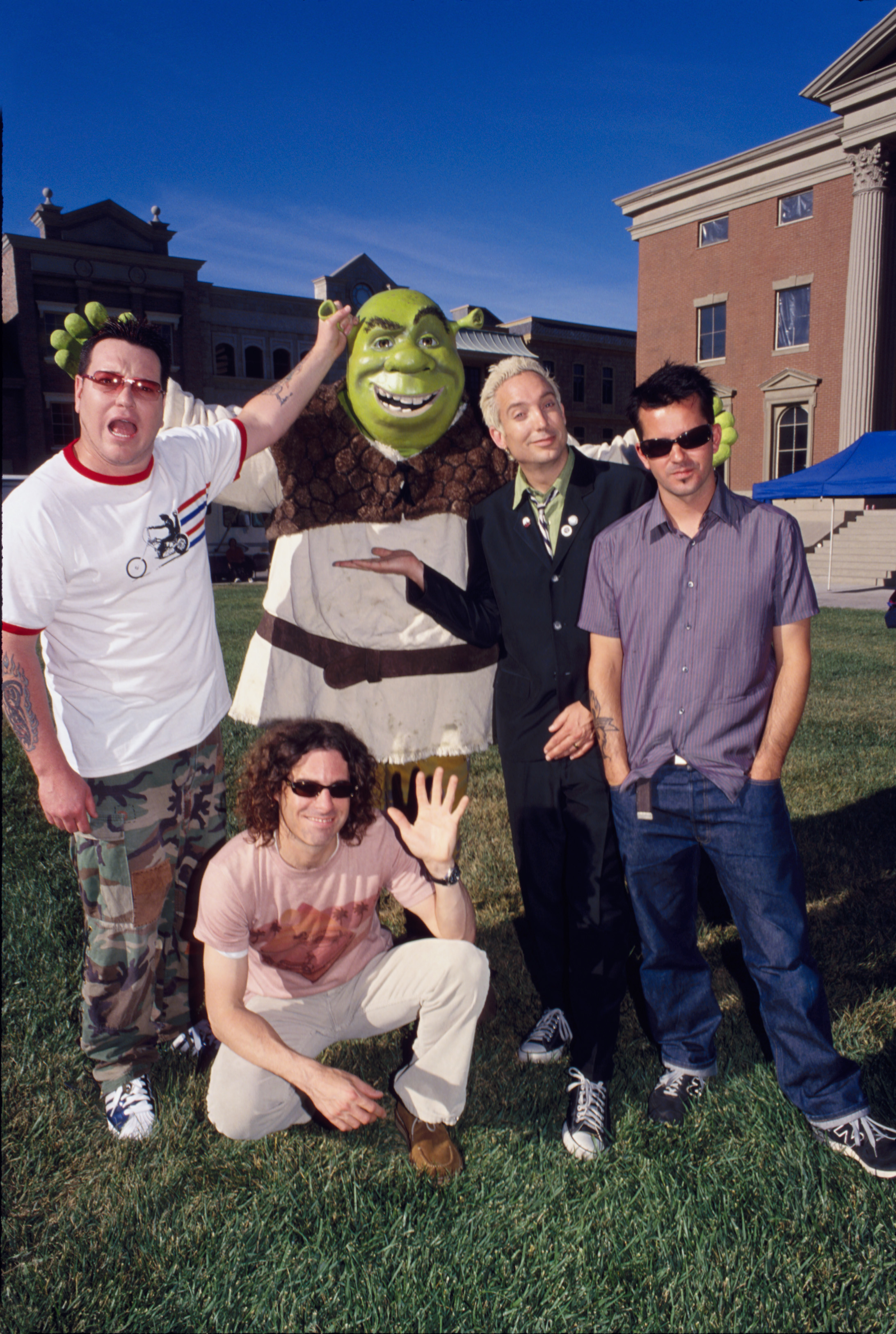 Smash Mouth posiert mit der "Shrek"-Figur im Jahr 2001 | Quelle: Getty Images
