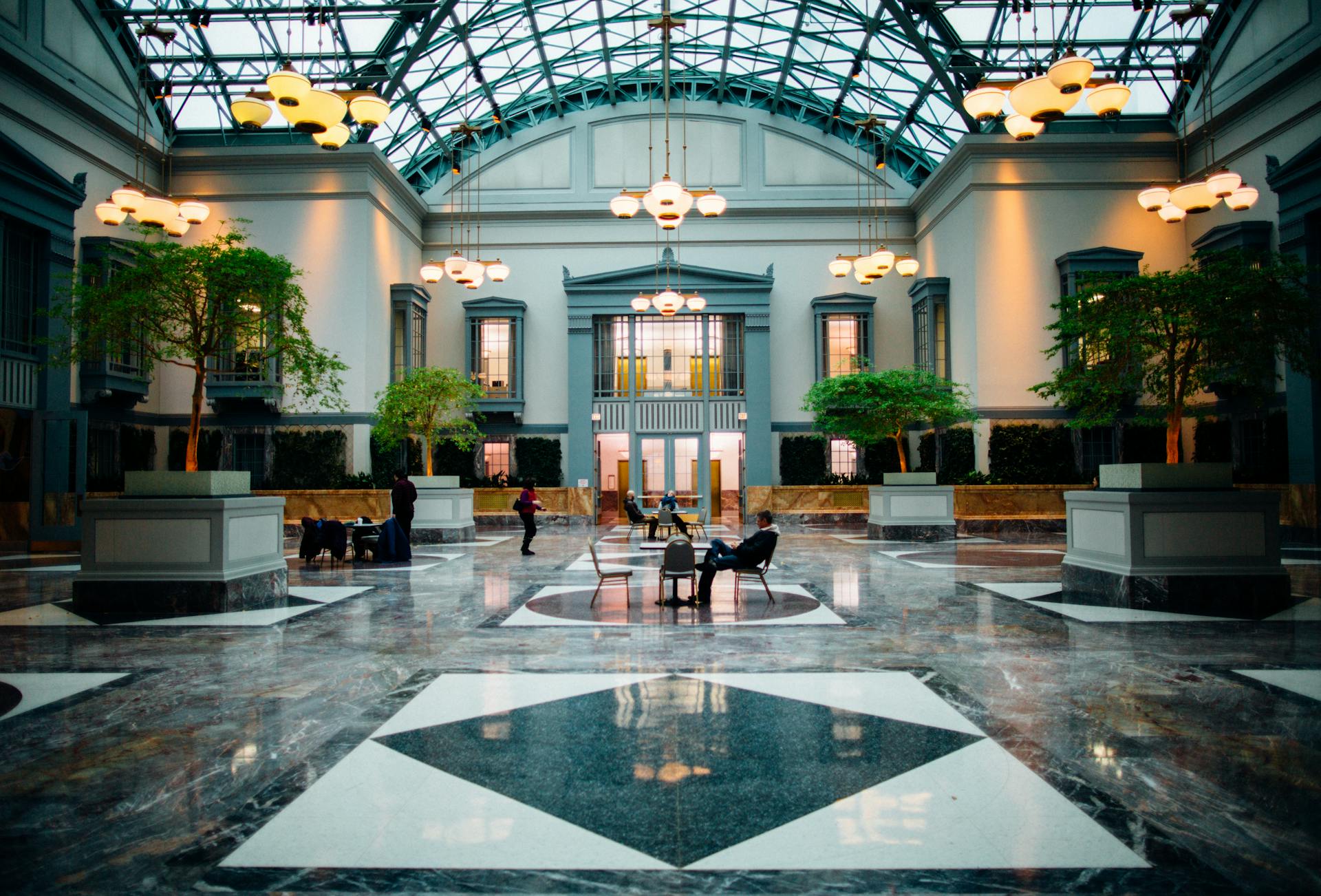 The lobby of an upmarket hotel | Source: Pexels