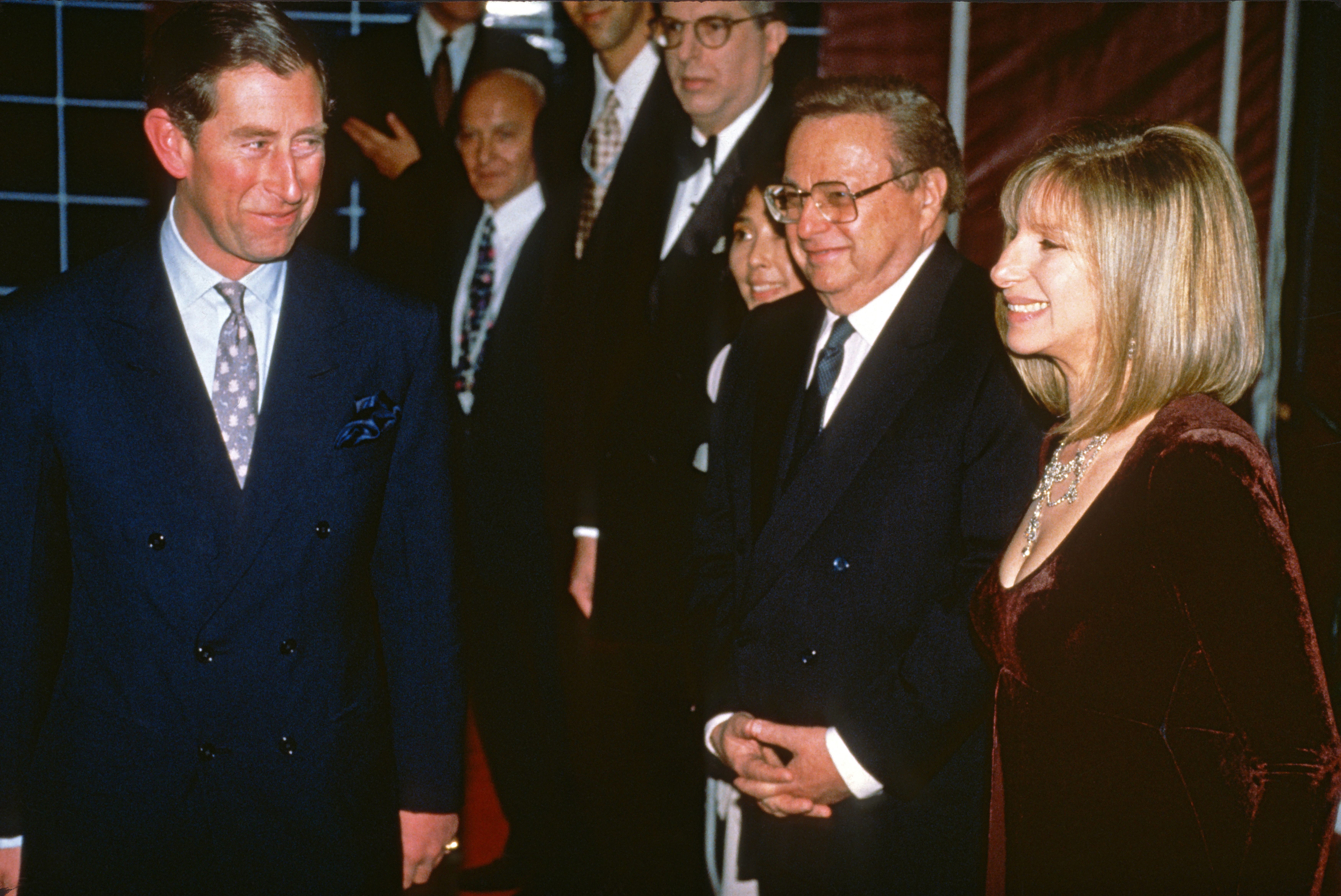 Príncipe Charles, Marvin Hamslich, Martin Erlichman y Barbra Streisand en Londres en abril de 1994. | Foto: Getty Images