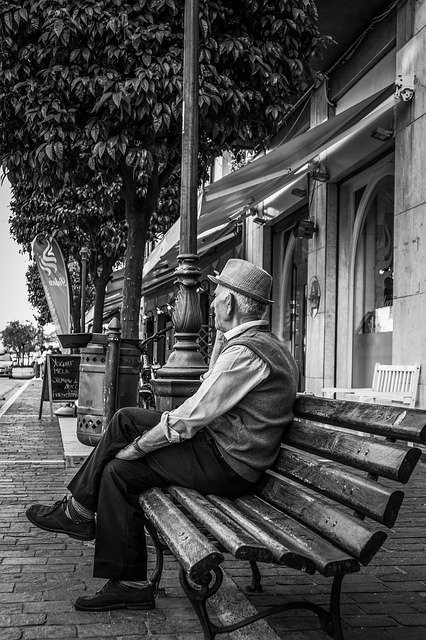 Man sits on a bench by himself | Photo: Pixabay