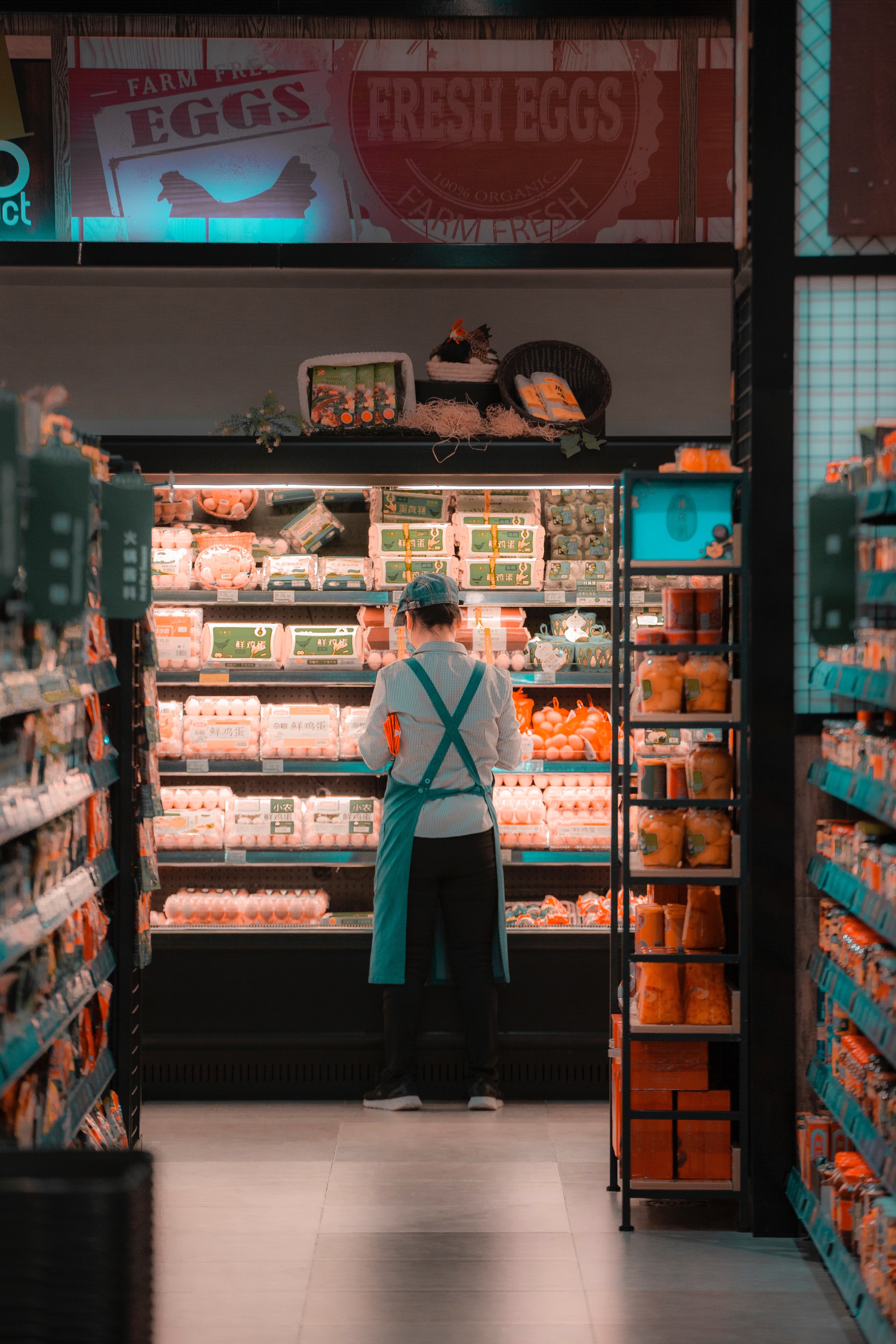 Michael worked at a grocery store and didn't make a huge living. | Source: Pexels