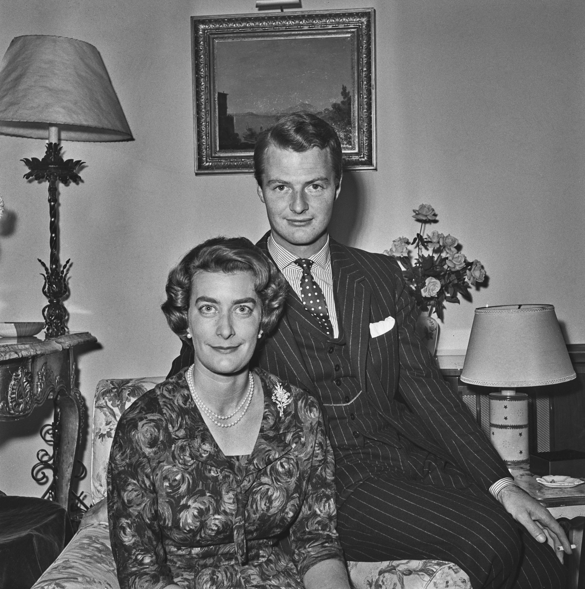 Photographed on 9 November 1959, Lady Pamela Mountbatten sits beside her fiancé, David Hicks, the pair captured in a composed domestic setting that reflects both elegance and the anticipation of their forthcoming marriage.