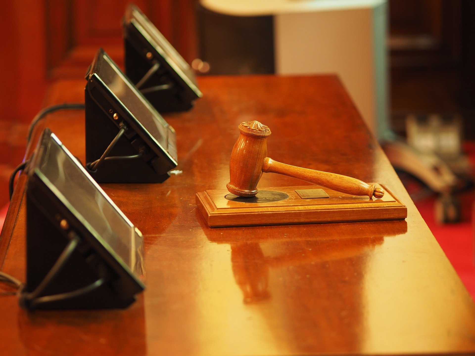 A courtroom bench with a gavel sitting on top | Photo: Pixabay/Daniel Bone