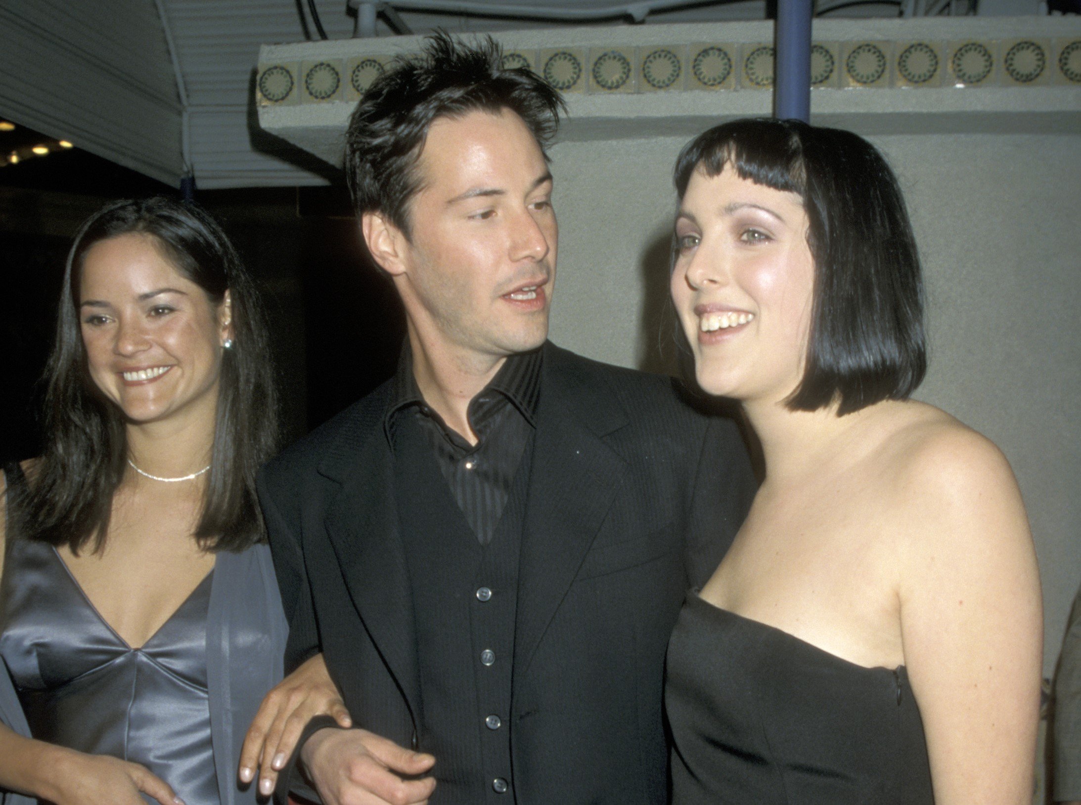Keanu Reeves with his sisters Kim Reeves, and Karina Reeves at "The Matrix" Los Angeles premiere, on March 24, 1999. | Source: Getty Images