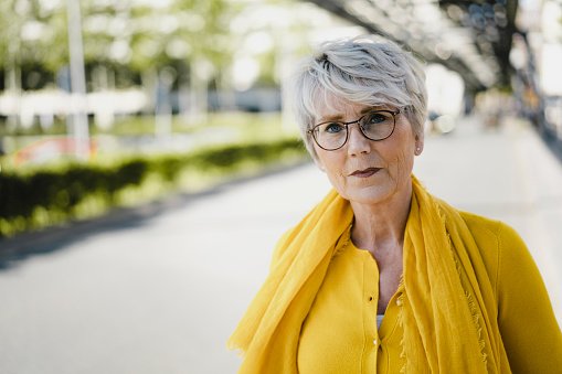 Portrait de femme mature aux cheveux gris portant des lunettes. | Photo : Getty Images