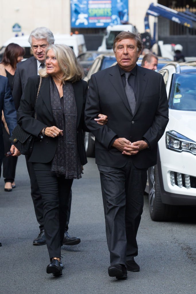 Jean Pierre Foucault et son épouse Evelyne Jarre  assistent aux funérailles de Mireille Darc à l'Eglise Saint Sulpice le 1er septembre 2017 à Paris. | Photo : Getty Images