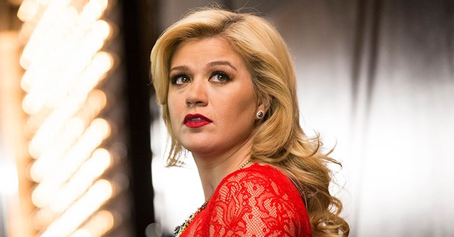 Kelly Clarkson poses for a picture for Kelly Clarkson's Cautionary Christmas Music Tale in December 2013. | Photo: Getty Images