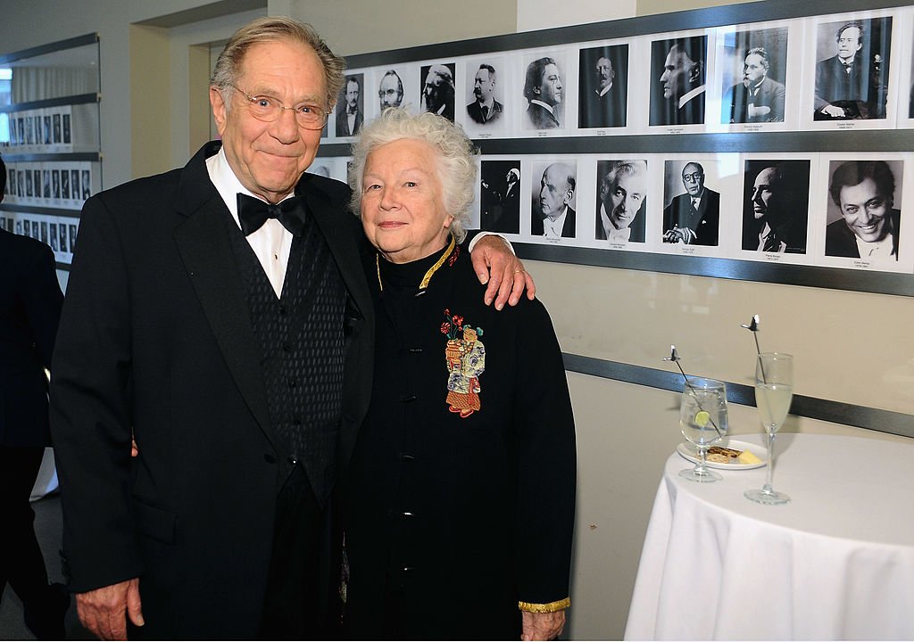 George Segal und Sonia Schultz Greenbaum nehmen am 22. April 2013 in New York City am Grey Goose-Cocktailempfang der 40. Chaplin Award-Gala der Film Society of Lincoln Center in der Avery Fisher Hall im Lincoln Center teil. (Foto von Stefanie Keenan) I Quelle: Getty Images für GREY GOOSE