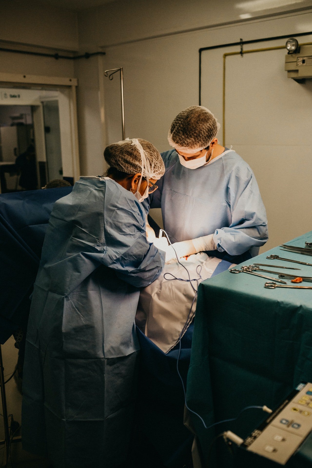 Médicos haciendo una cirugía. | Foto: Pexels