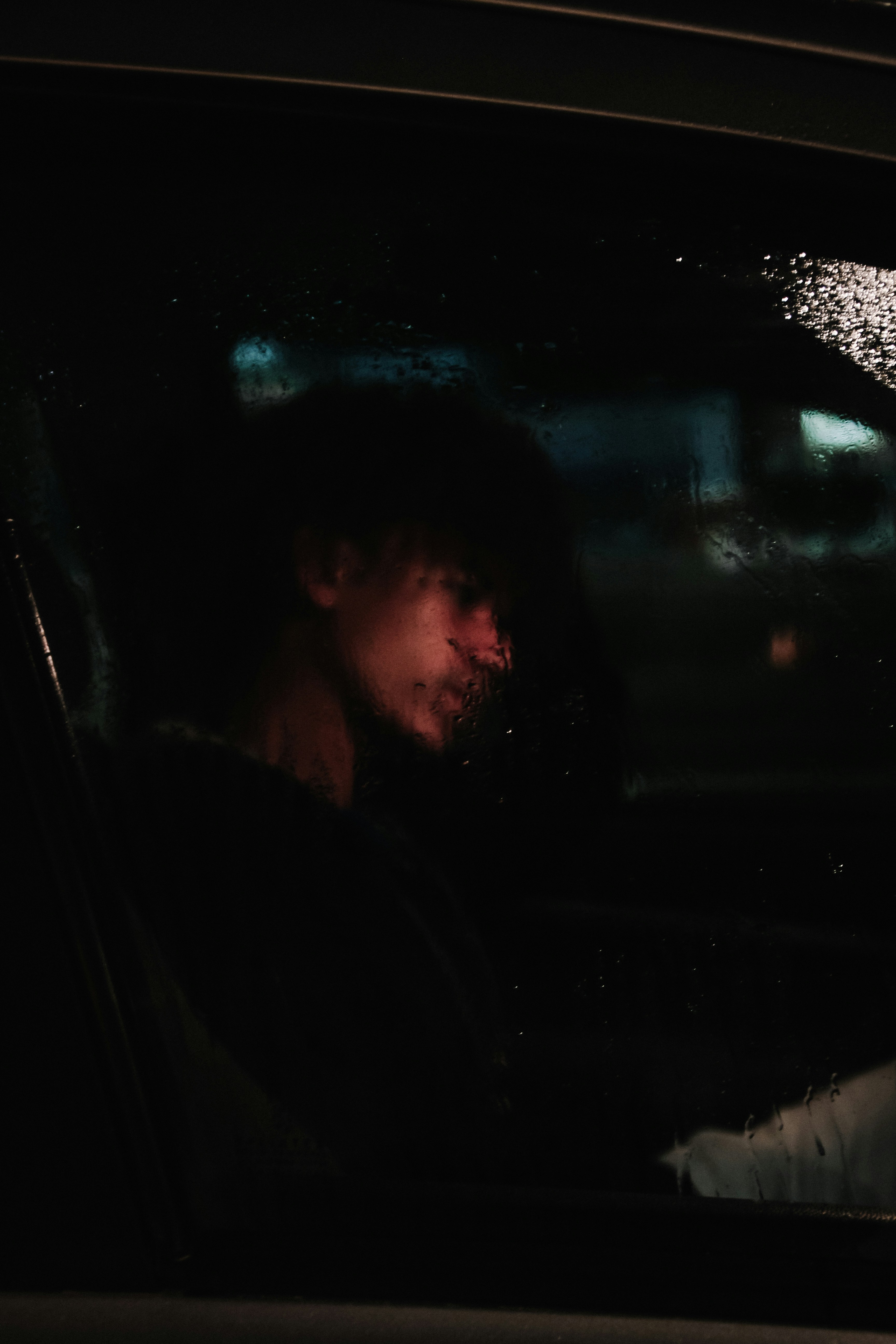A blurry view of boy in a car | Source: Unsplash