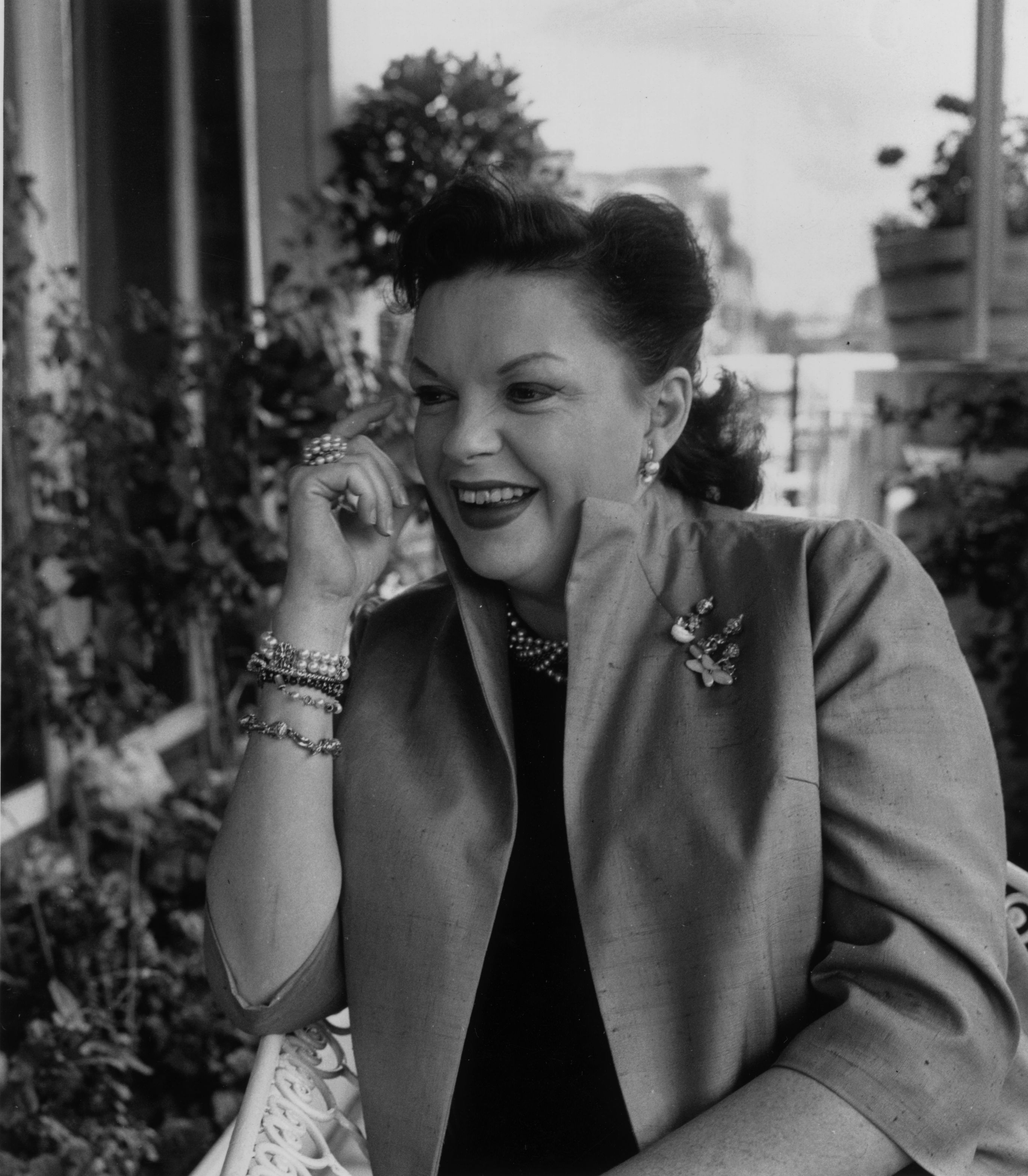 La chanteuse et actrice américaine Judy Garland (1922 - 1969) à l'hôtel Mayfair de Londres. | Photo : Getty Images La chanteuse et actrice américaine Judy Garland (1922 - 1969) à l'hôtel Mayfair de Londres. | Photo : Getty Images