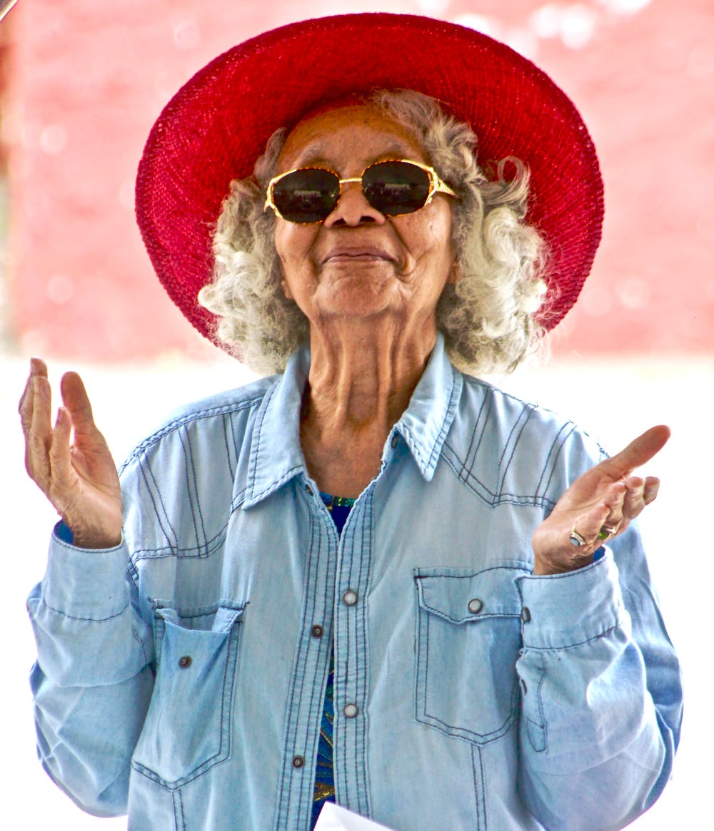 Une vielle dame portant des lunettes et un chapeau | Photo: Pexels