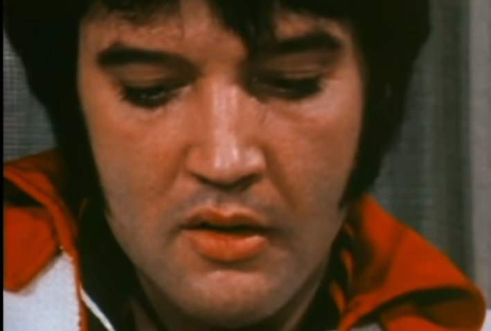 Elvis Presley in the 1974 interview filmed in Texas.| Photo:YouTube/Josinho 1989.