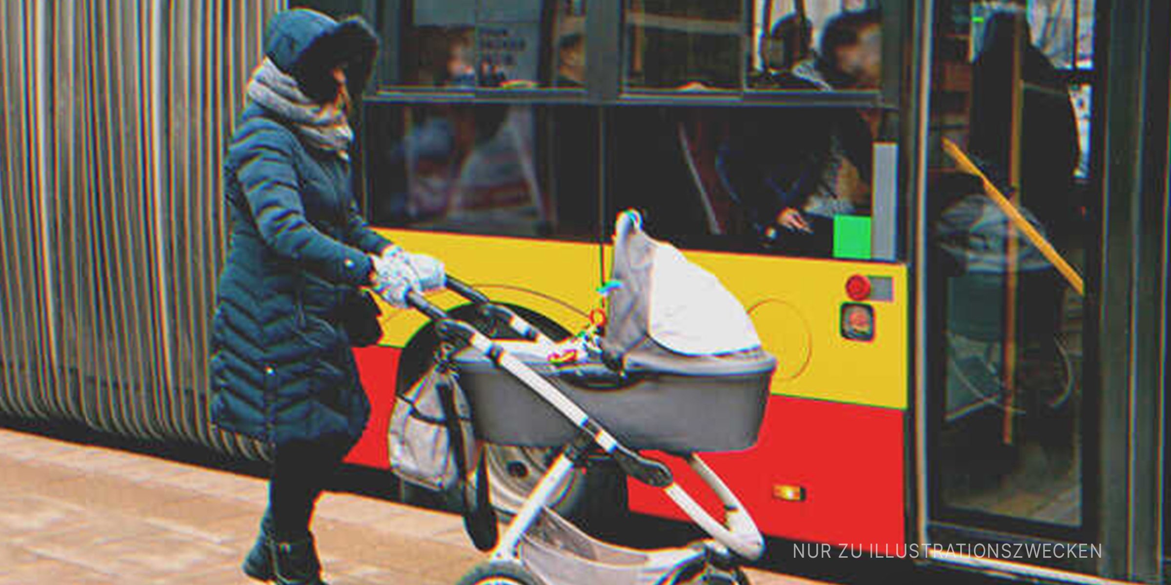Frau mit Kinderwagen wartet darauf, in öffentliche Verkehrsmittel einzusteigen | Quelle: Shutterstock