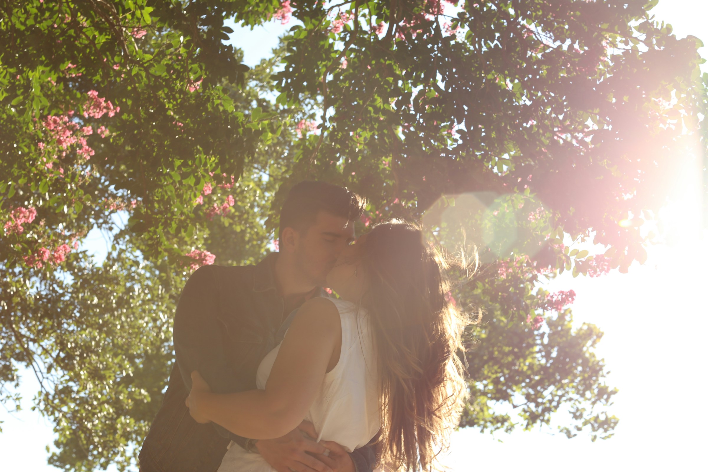 Couple kissing in nature. | Source: Unsplash