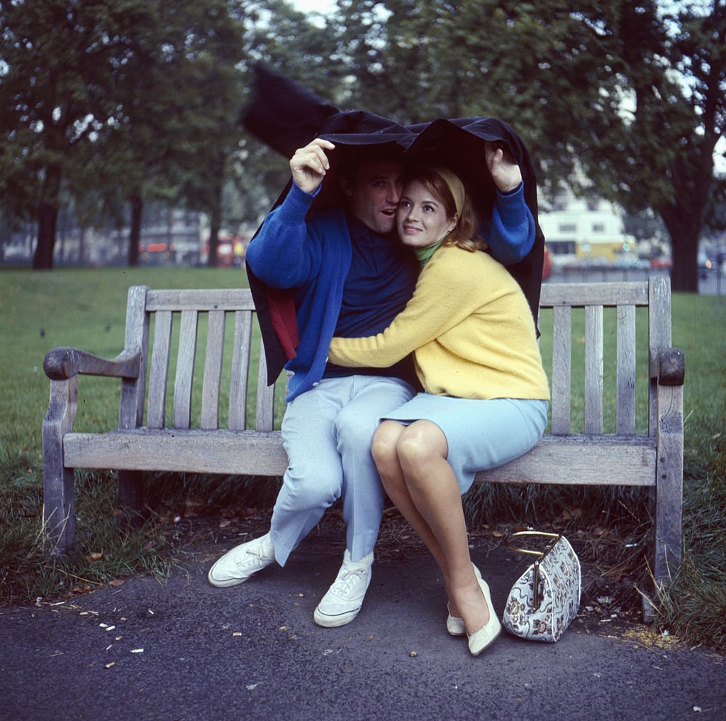 Burt Bacharach and his wife Angie Dickinson in a London park in 1966 | Source: Getty Images    