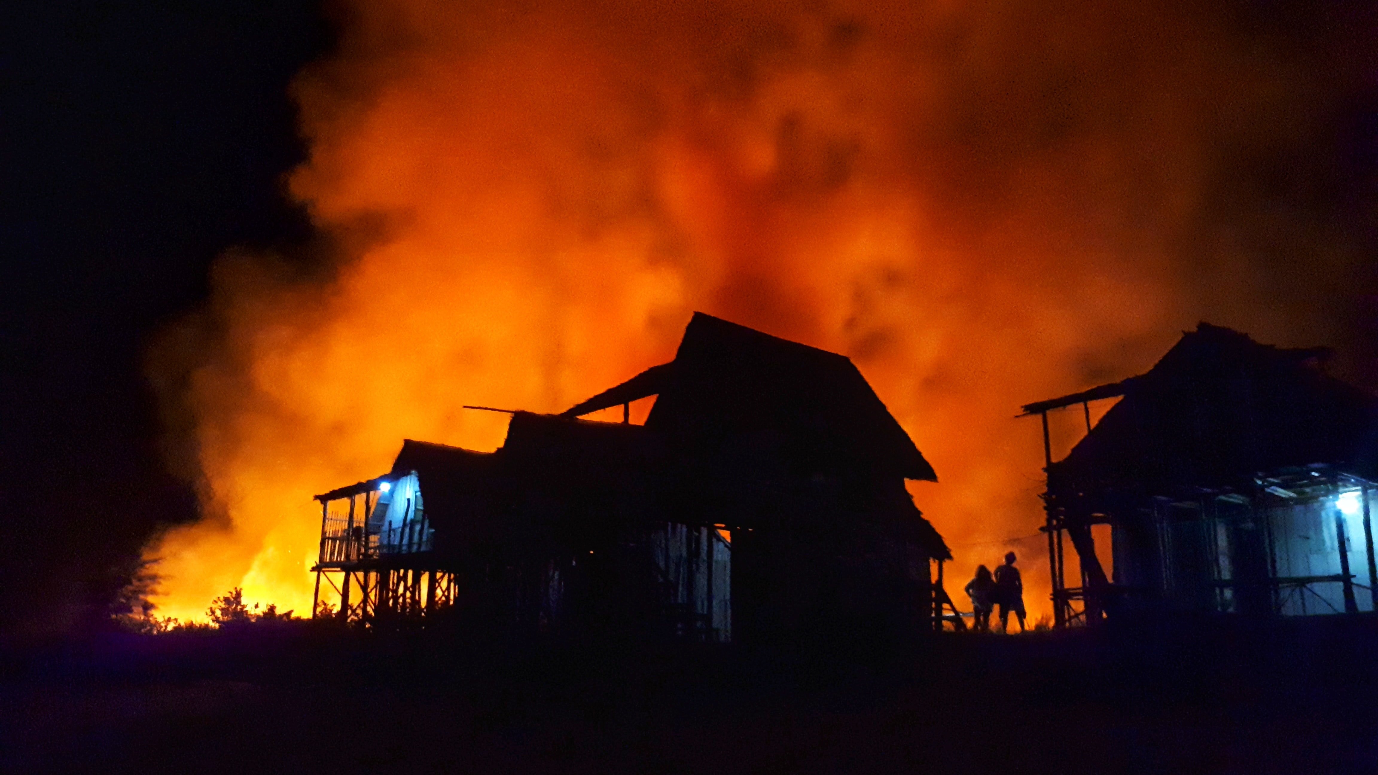 Una casa consumida por las llamas. | Foto: Unsplash