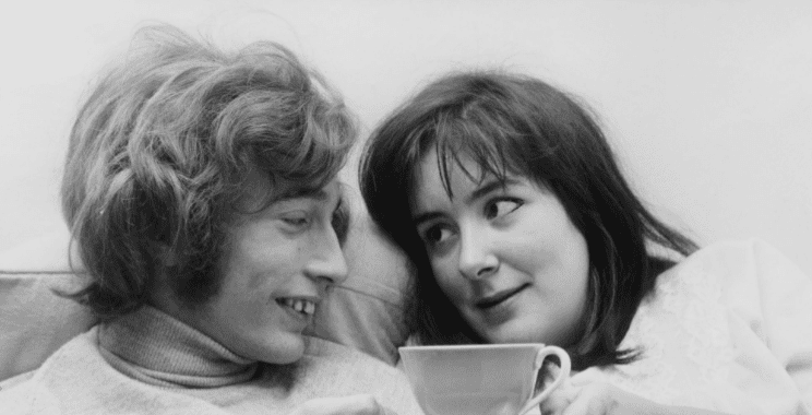 Robin Gibb of the Bee Gees drinking tea with his fiancee, Molly Hullis, 1968 | Photo: Getty Images