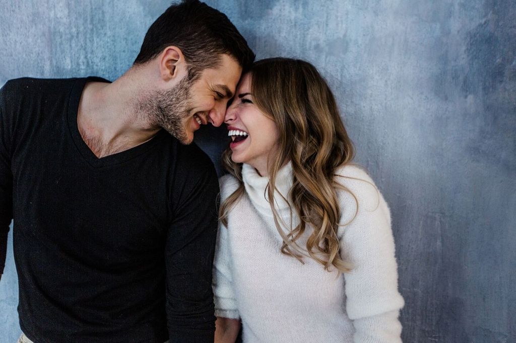 Un couple qui sourit. l Source : Shutterstock