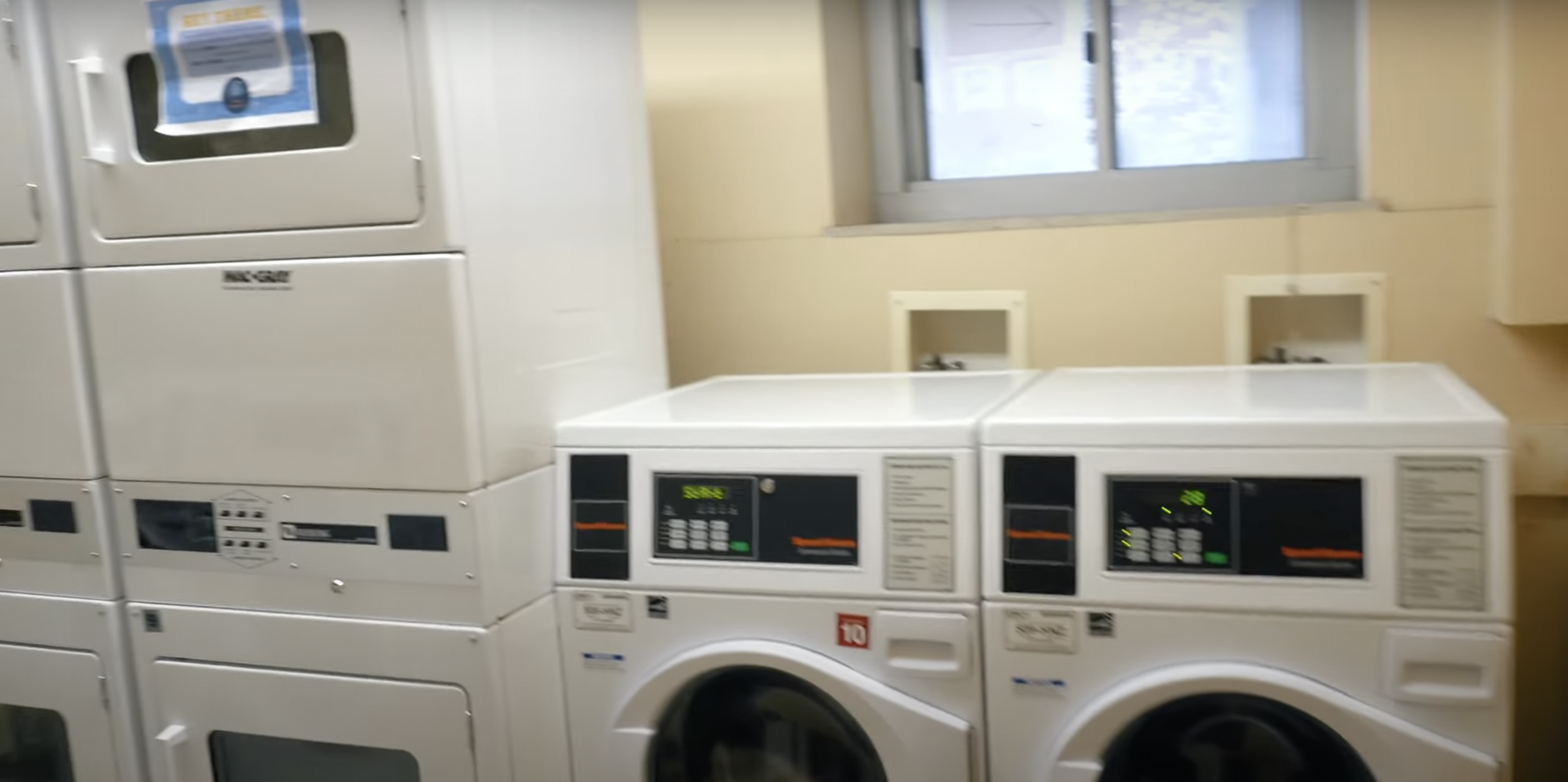 A tour of Carnegie Mellon University's freshmen dorms on May 28, 2022 | Source: YouTube/Deya Liao