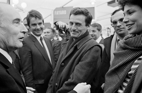 François Mitterrand et Anne Sinclair lors de l'inauguration du Salon diu Livre au Grand Palais à Paris le 26 mars 1982. |Photo : Getty Images
