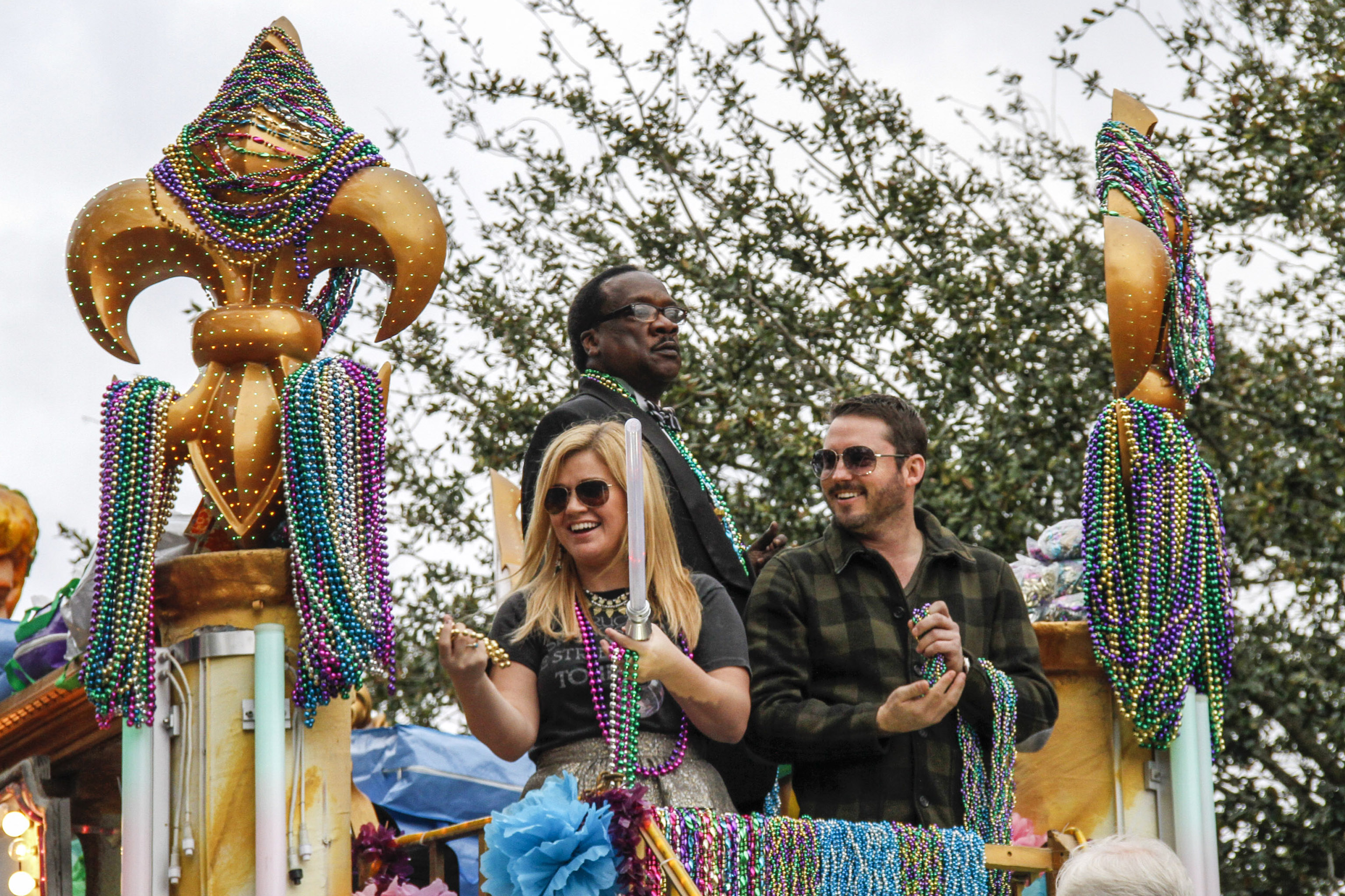 Kelly Clarkson and Brandon Blackstock riding on the Endymion Mardi Gras float at the 2013 Krewe of Endymion Parade on February 9 in New Orleans, Louisiana. | Source: Getty Images