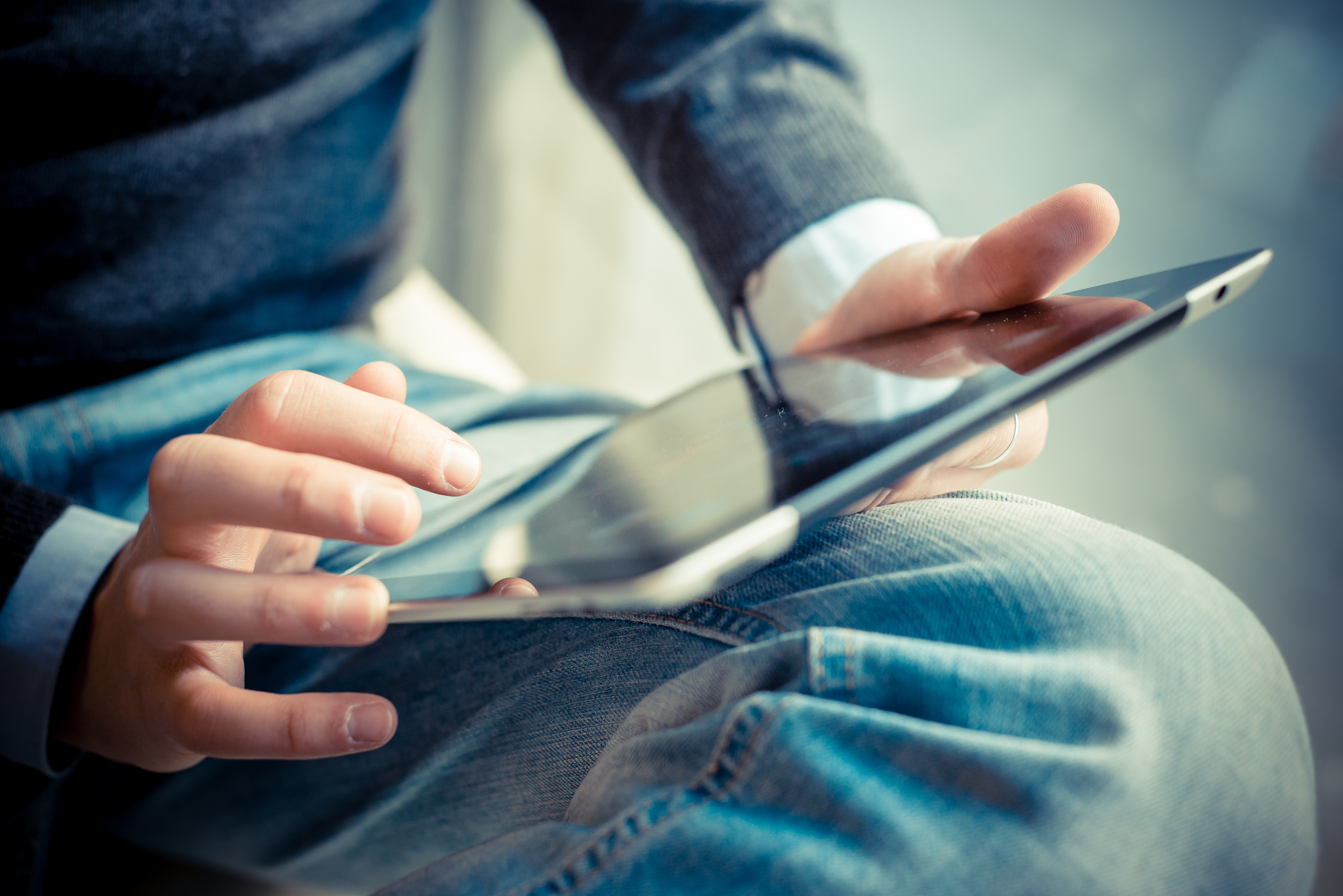 Un hombre aparece en la foto utilizando una tableta | Foto: Shutterstock