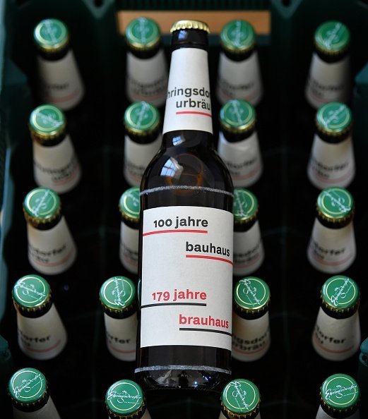 Un homme demande une bière à sa femme, mais elle était réticente à lui en acheter une : Getty Images Un homme demande une bière à sa femme, mais elle était réticente à lui en acheter une : Getty Images