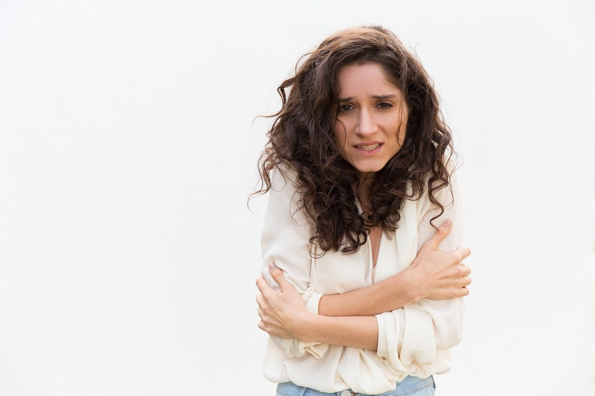Mujer desabrigada que pasa frío. | Foto: Freepik/pch.vector Mujer desabrigada que pasa frío. | Foto: Freepik/pch.vector