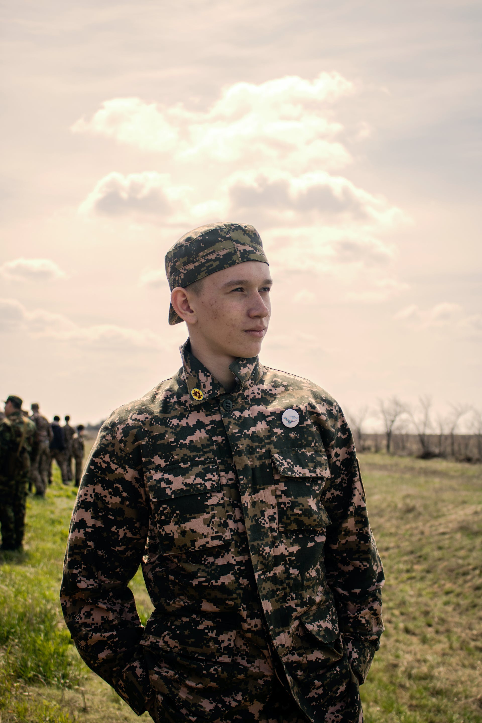 Army officer standing on a grassy field | Source: Pexels
