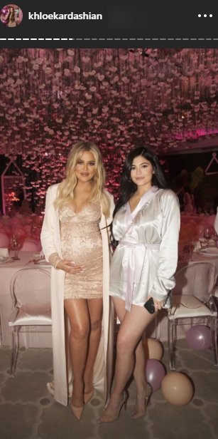 A throwback photo of a pregnant Khloe standing next to her sister Kylie. | Photo: Instagram/khloekardashian/
