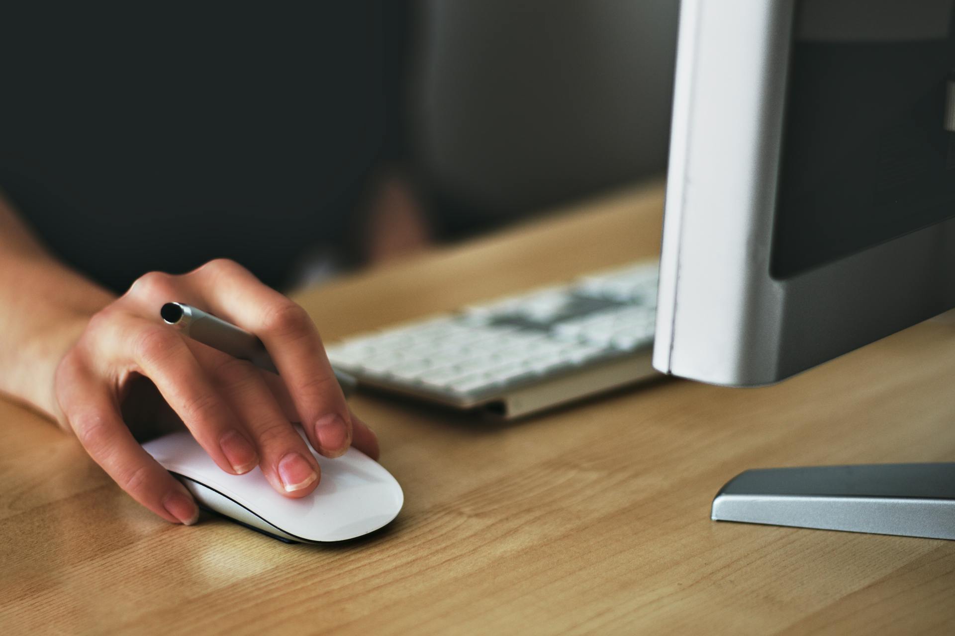 A person using a computer mouse | Source: Pexels