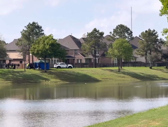 Officials from the Pearland Police department in the area where Skyler Hopson disappeared, from a video posted on March 11, 2026 | Source: YouTube/Grizzy News Hood
