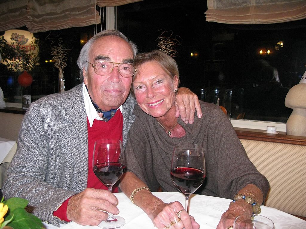 Claus Biederstaedt und Ehefrau Dr. Barbara | Quelle: Getty Images