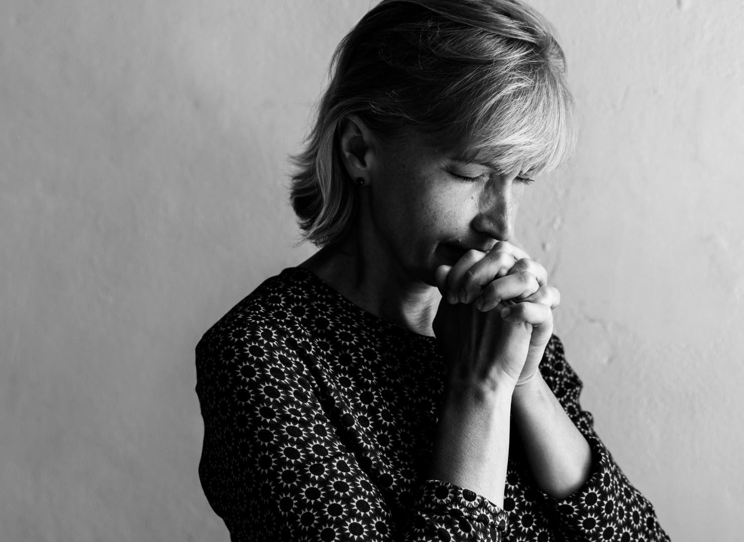 Grayscale shot of an apologetic woman | Source: Freepik