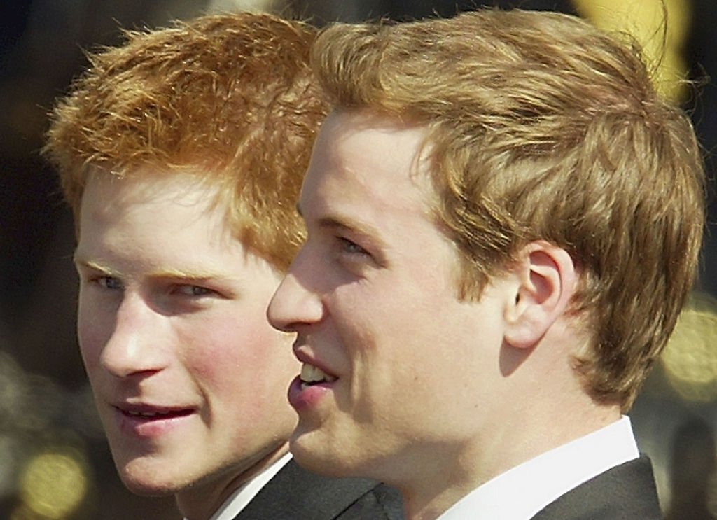El Príncipe Harry y el Príncipe William saliendo del Palacio de Buckingham para asistir a Trooping of the Colour el 14 de junio de 2003. | Imagen: Getty Images