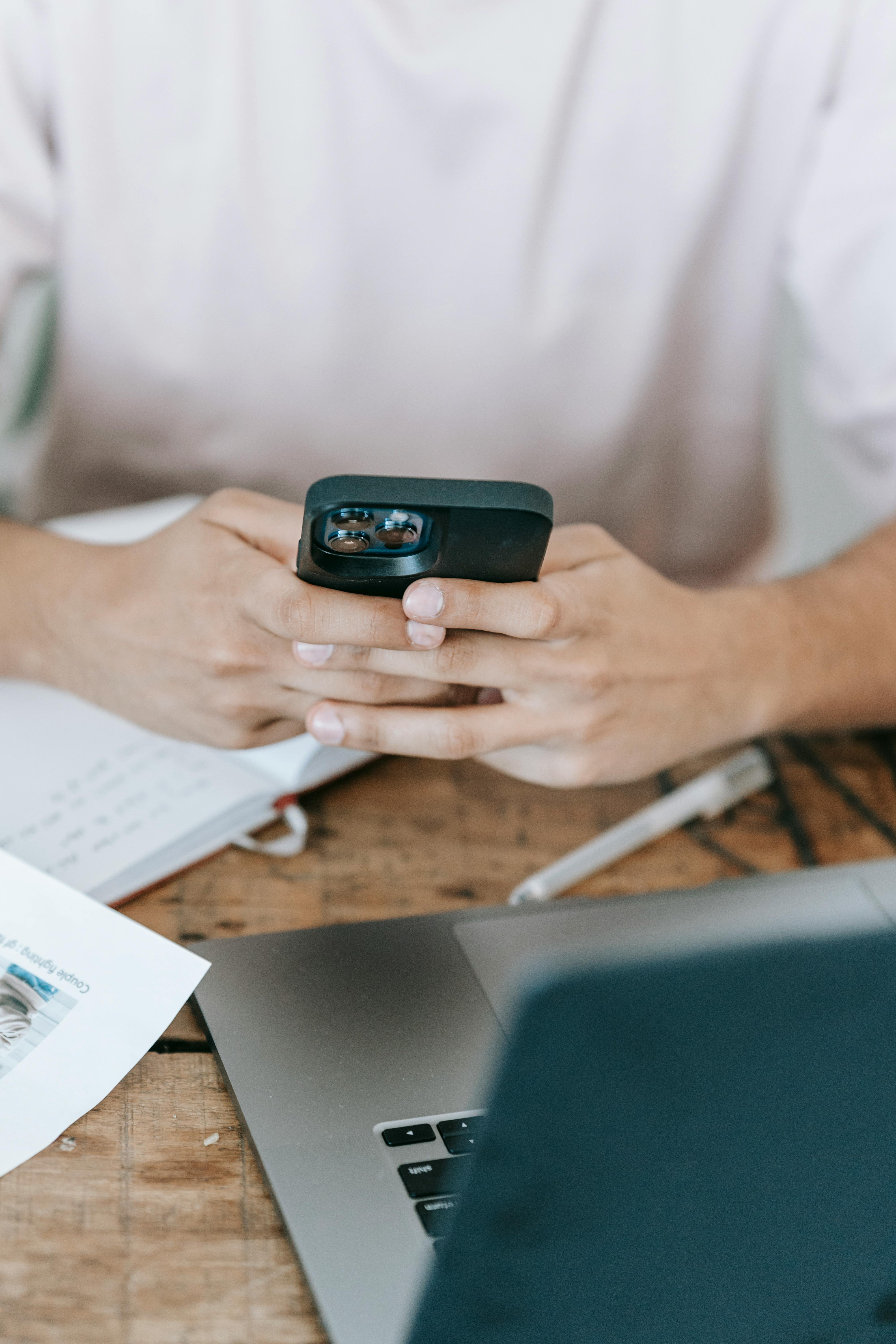 A man texting on his phone | Source: Pexels